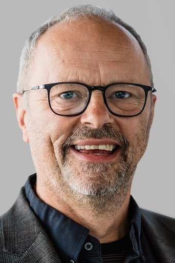 Portrait of Robert Llewellyn