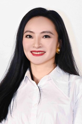 Portrait of Chloe Maayan