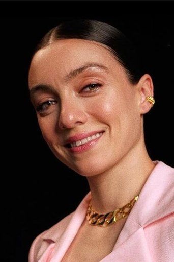 Portrait of Merve Dizdar