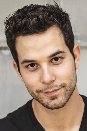 Portrait of Skylar Astin