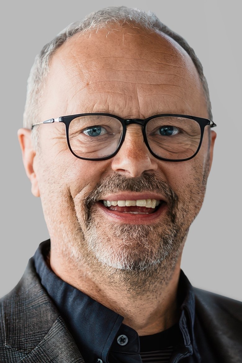 Portrait of Robert Llewellyn