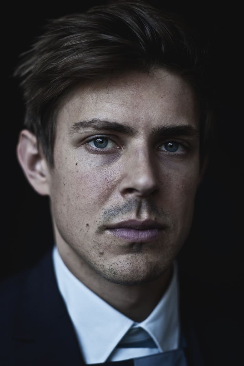 Portrait of Chris Lowell