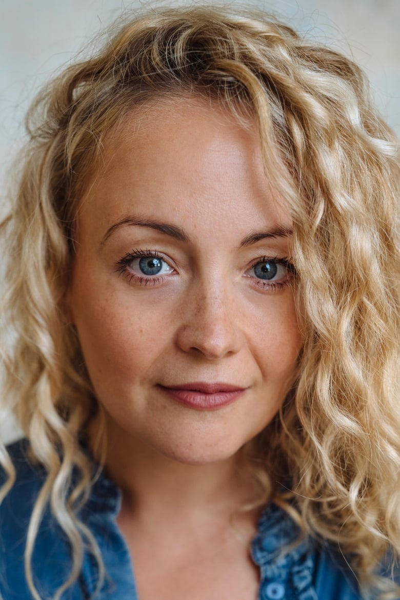 Portrait of Victoria Elliott